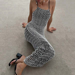 Robe longue licou noire et blanche à blocs de couleur ondulés, dos nu, cintrée à la taille, coupe ajustée, pour l'été - Product Image 1