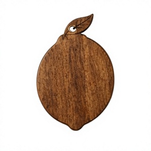 Planche à découper en bois de manguier teinté noyer, en forme de citron, avec poignée en forme de feuille et anneau en laiton - Product Image 1