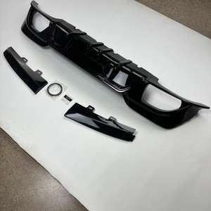 طقم تعديل هيكل السيارة لسيارات BMW G20/G28 قبل تحديث LCI، مصنوع من البلاستيك بلون أسود لامع، يشمل الشفة الخلفية والناشر، متوفر بالجملة من المصنع - Product Image 4