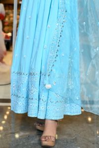 Ensemble Anarkali Kurta en Coton Pur Longueur Ras du Sol, Design de Luxe, Broderie Élégante, Robe Col V, Dupatta, Vêtements Traditionnels pour Femmes, Vente en Gros - Product Image 5