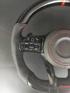 Volant sport pour <span class=keywords><strong>Mercedes</strong></span> <span class=keywords><strong>Classe</strong></span> <span class=keywords><strong>G</strong></span> W464 en cuir noir brillant avec surpiqûres rouges et fibre de carbone pour 3/<span class=keywords><strong>4</strong></span> branches, montage direct - Product Image 5