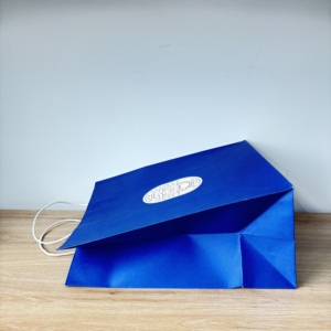 ถุงกระดาษคราฟท์สีน้ำเงินพิมพ์ลายแบบพรีเมียม ปี 2026 พร้อมหูหิ้วแบบเกลียว สำหรับบรรจุภัณฑ์ของขวัญและเบเกอรี่สุดหรู - Product Image 6