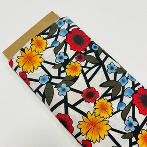 Tissu imprimé numérique à base blanche florale de ligne géométrique de conception personnalisée de luxe pour robes à la mode - Product Image 1