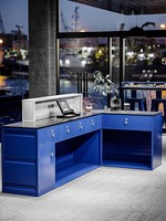 Comptoir de bar extérieur tendance, design industriel, style conteneur, durable, écologique, personnalisable, montage facile pour utilisation hôtelière