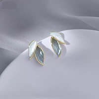 Pendientes pequeños exquisitos de hoja marrón Estilo de alto grado Pendientes versátiles de estilo occidental dulce