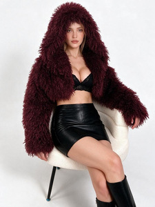 Manteau court tendance 2026 pour femme, en fausse fourrure bouclée bordeaux, à capuche, ouvert sur le devant, style shaggy, idéal pour les soirées en club - Product Image 3
