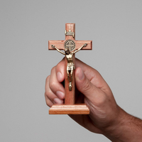 Statue religieuse en bois de crucifix avec médaille argentée de Jésus et de Saint Benoît - Décoration d'autel pour la maison pour les cadeaux religieux catholiques