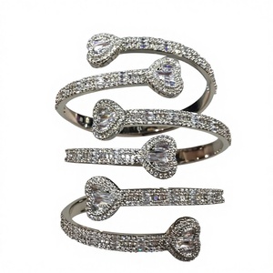 Brazalete de Cadena Cubana con Diamantes de Imitación de Lujo, Corte Esmeralda, Joyería Unisex - Marca HIP, Chapado en Oro/Oro Rosa/Plata - Product Image 4