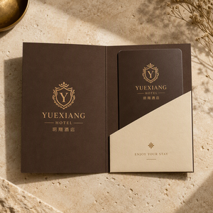 Cartelline Porta Tessere Personalizzate Marrone Scuro con Stemma in Lamina Dorata e Pannello 'Goditi il Tuo Soggiorno' per Set Hotel - Product Image 1