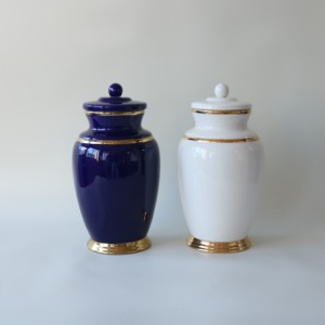 白と青の釉薬をかけた陶器の骨壺、ゴールドのトリムが付いたクラシックな記念火葬葬儀用骨壺、密閉蓋付き - Product Image 1