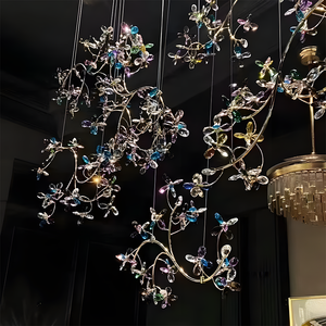 נברשת זכוכית אמנותית בצורת ענף פרח ופרפר, בהתאמה אישית, לתערוכות אמנות, מלונות אמנות, בתי מלון ומרכזי נופש. - Product Image 3