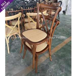 Muebles de Comedor para Exteriores Más Vendidos, Asientos de Ratán Color Madera, Sillas Apilables con Respaldo Cruzado para Bodas - Product Image 1