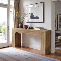 Table d'entrée élégante de style américain avec une touche sophistiquée. Buffet de style antique pour le bureau d'entrée.