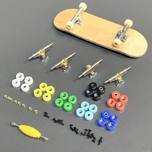 Fingerboard Profesional de Madera de Arce Completo con Tuercas, Trucks y Kit de Herramientas - Product Image 1