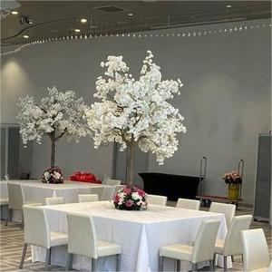 Venta superior Accesorios de escenario de boda al aire libre Árbol de flor de cerezo de madera con flores de PE Sakura Hierba artificial y planta de hoja - Product Image 1