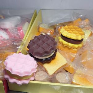 Jouets à presser Squishy Gaufre à remontée lente pour le soulagement du stress, Squishy alimentaire doux pour enfants et adultes, Jouets anti-stress, Cadeaux de fête populaires - Product Image 4