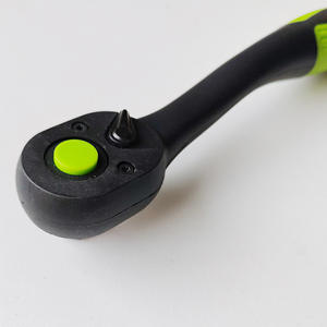 Llave de Trinquete Ningbo Lixin de 1/2 Pulgada, Acero al Vanadio, Mango Curvo, Recubrimiento Plástico Negro y Verde, Estándar Imperial Manual - Product Image 4