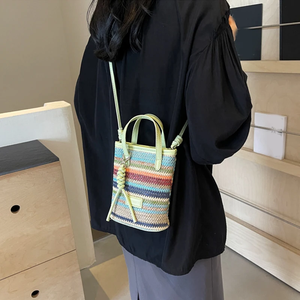 Borsa a secchiello da donna alla moda Casual da donna nuova piccola borsa popolare con versatili colori contrastanti e decorazioni con nappine