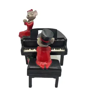 Mouse romântico de resina personalizável tocando piano escultura decoração de mesa