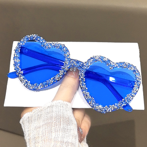 2025 nuovo prezzo di fabbrica alla moda occhiali da sole a forma di cuore in rosso Beige arancione colori caramella cornice PC per matrimoni di festa - Product Image 5