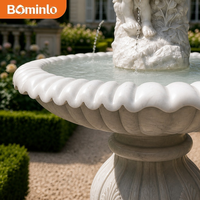 Fontaine en marbre naturel sculptée à la main avec deux chérubins et bassin en coquille, pour jardin extérieur, villa et décoration de cour.