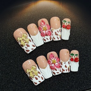 Uñas postizas reutilizables rojas francesas 3D talladas a mano con diseño de almendra, con perlas <span class=keywords><strong>y</strong></span> detalles dorados, para mayoristas de productos de belleza. - Product Image 4