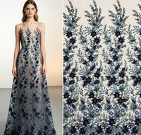 Tela de Malla Floral 3D Azul de Lujo con Cuentas y Adornos Multicolores en Stock, Envío Rápido en 3 Días para Vestido de Noche o de Novia