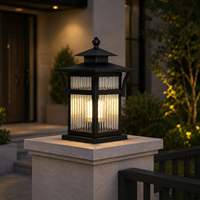 Lampe de poteau extérieure moderne avec verre cannelé et supports de toit décoratifs