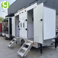 Goeasy Vip Mobile Luxury 4 Stall Sandwich Panel Toilet Trailer Portabel Ramah Lingkungan dan Tahan Lama untuk Acara Publik di Luar Ruangan
