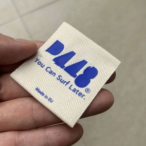 Étiquettes de vêtements carrées personnalisées, logo en relief en caoutchouc sur étiquette tissée, étiquettes de vêtements écologiques à coller au fer pour les vêtements - Product Image 1