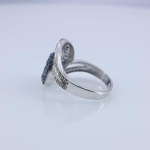 แหวนเพชร Jewelspaark 1.15 กะรัต ทรงกลม สีขาวและสีน้ำเงิน เพชรธรรมชาติเสริมคุณภาพ เงินแท้ 925 เครื่องประดับสำหรับงานหมั้น - Product Image 4