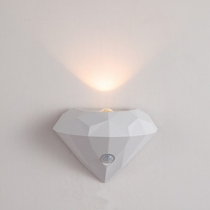 Lampe murale LED intelligente rechargeable à détecteur de mouvement pour intérieur, petite, à fixation magnétique, idéale pour couloir et escalier - Product Image 3