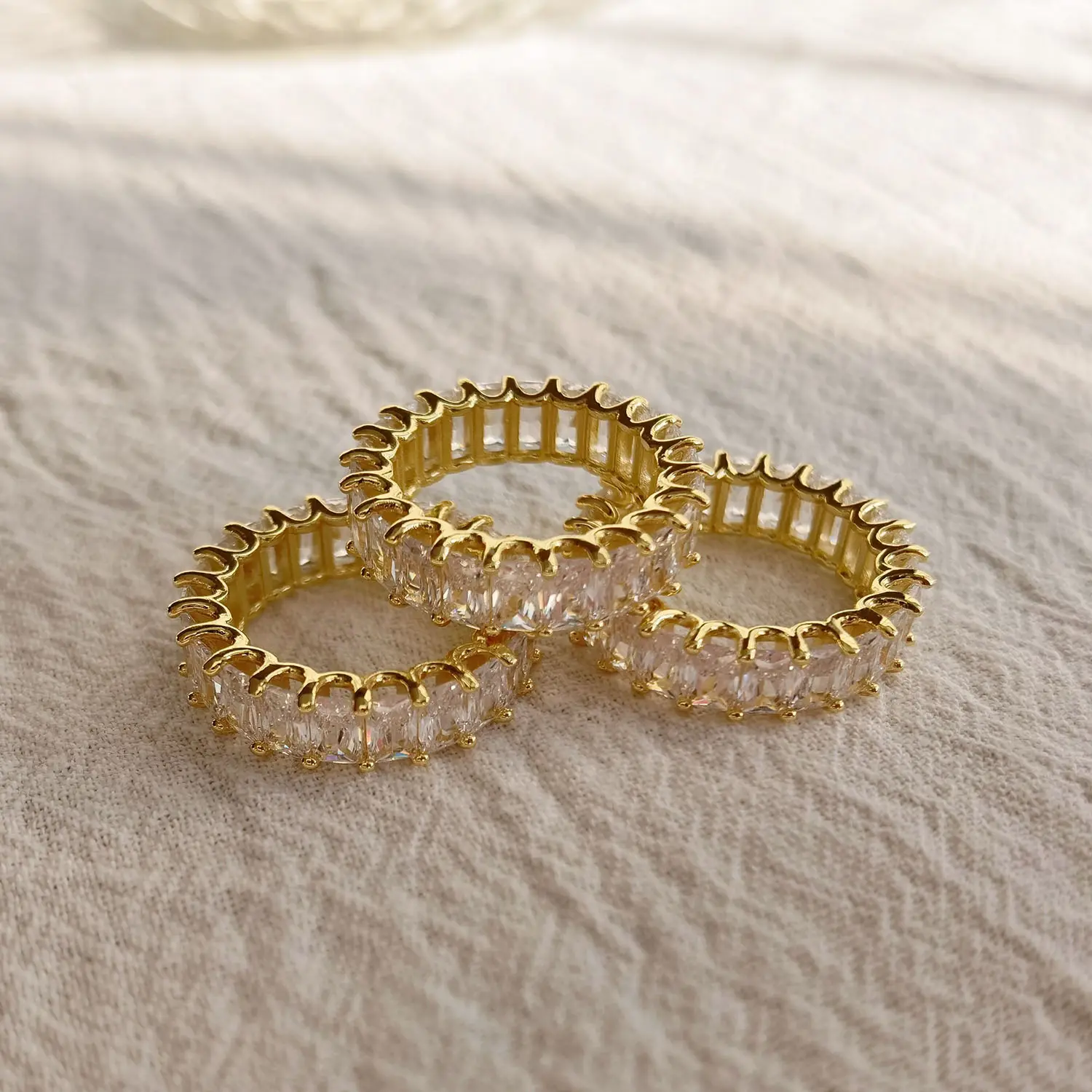 2023 गर्म बेच Bling शादी के गहने 18k सोना मढ़वाया के लिए Baguette हीरे की अंगूठी जिक्रोन अंगूठी सोने महिलाओं Bague