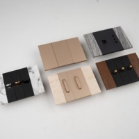 Enchufe Estándar Americano Bipolar con Acabado Mate, Diseño Modular de Dos Tonos, Tipo KLASS 118, IP23, Construcción Premium