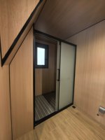 Maison modulaire préfabriquée à toit triangulaire avec terrasse, cabane en A imperméable et isolée thermiquement pour hôtel de glamping ou maison