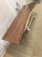 Table de salle à manger populaire en bois rustique de grande taille avec plateau en bois de Raintree à bords naturels pour hôtels et restaurants