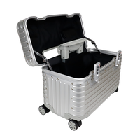 Valise trolley en aluminium rayée argentée avec deux poches en cuir, charnières robustes et roulettes silencieuses à 360° °   Roues