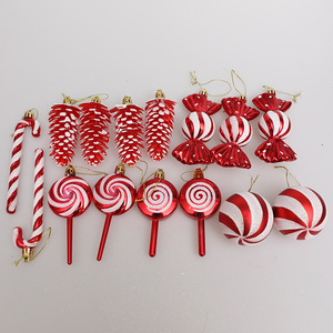 Juego de 15 Adornos Navideños con Diseño de Bastones de Caramelo, Piñas y Bolas Pintadas en Rojo y Blanco - Product Image 4