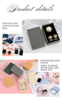 Le fabricant personnalise des boîtes à bijoux en carton de différentes tailles avec des textures de papier spéciales pour créer un style de design unique.