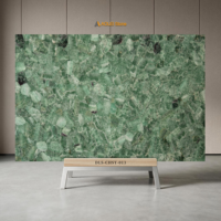 Grande dalle de marbre vert vif et intense, design minimaliste, idéale pour les villas modernes haut de gamme, les salons de club et les murs de cinémas privés