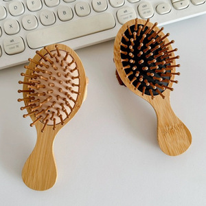 Cepillo de bebé de madera Natural portátil, superventas, cojín de aire suave, cepillo de pelo <span class=keywords><strong>para</strong></span> bebé, Mini cepillo de bambú de buena calidad, peine <span class=keywords><strong>para</strong></span> recién <span class=keywords><strong>nacidos</strong></span> - Product Image 4