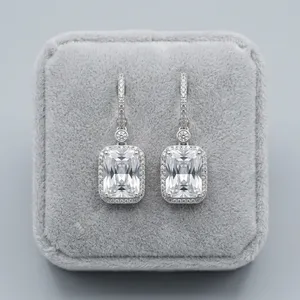 Boucles d'oreilles créoles Bhargavi en laiton avec diamants américains, bijoux de mode indiens tendance pour mariages, vente en gros - Product Image 4