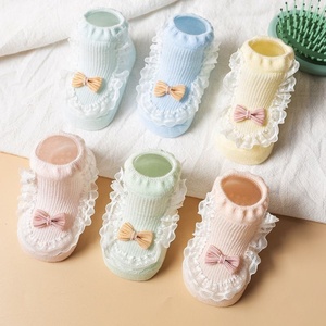 Vente en gros Chaussettes de sol en forme de dessin animé 3D mignon Chaussettes de marche antidérapantes en coton pour nouveau-né bébé enfant en bas âge avec poignées - Product Image 5