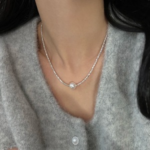 Collier ras du cou à chaîne épaisse clavicule scintillante de couleur argent populaire avec perle blanche et perle noire pour femme - Product Image 3