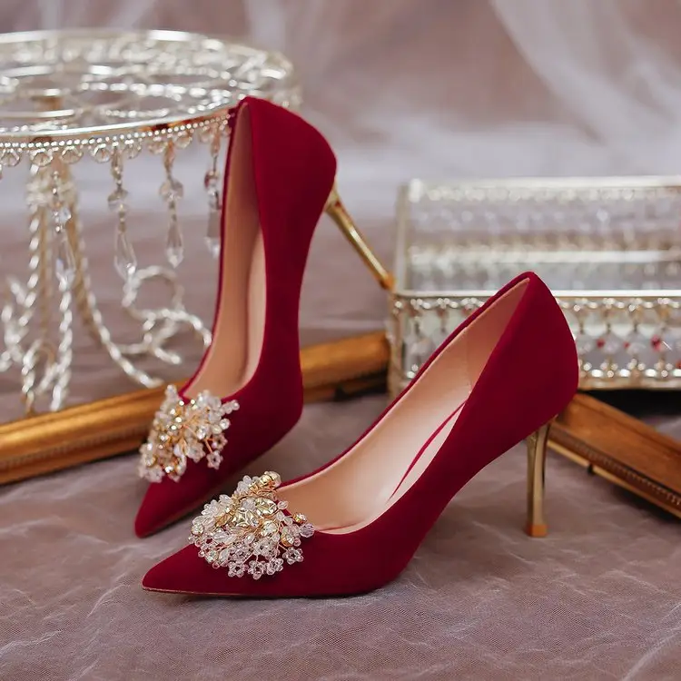 Весенние женские свадебные туфли Красные свадебные туфли Атласные шелковые туфли на высоком каблуке Женские туфли на шпильке Роскошные туфли для вечеринок с острым носком и ромбами