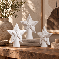Sculpture d'étoile en céramique blanche, objet décoratif géométrique pour la décoration moderne de la maison et la présentation sur table