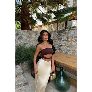 Body marron basique avec détail fenêtre, coupe ajustée décontractée, longueur au-dessus du genou, saison automne-été, manches courtes, décoration boutonnée - Product Image 2