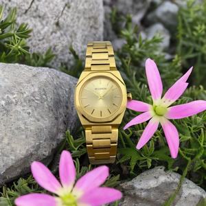 Reloj de Cuarzo para Mujer de 32 mm con Logotipo Personalizado, Brazalete de Acero Inoxidable en Oro de 22K, Reloj de Lujo para Dama, Modelo Mema, Delgado, Elegante y Ejecutivo - Product Image 5