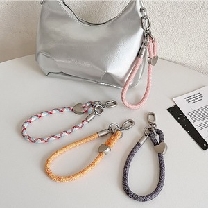 Cordón Corto Ajustable de Metal con Forma de Corazón para Colgar el Teléfono Celular, Correa de Muñeca Duradera para Llaves - Product Image 5