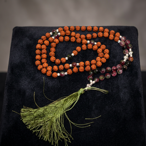 Collier Mala 108 perles en tourmaline Rudraksha noué à la main avec pompon en soie, perles de prière, yoga, méditation, vente en gros Inde - Product Image 3